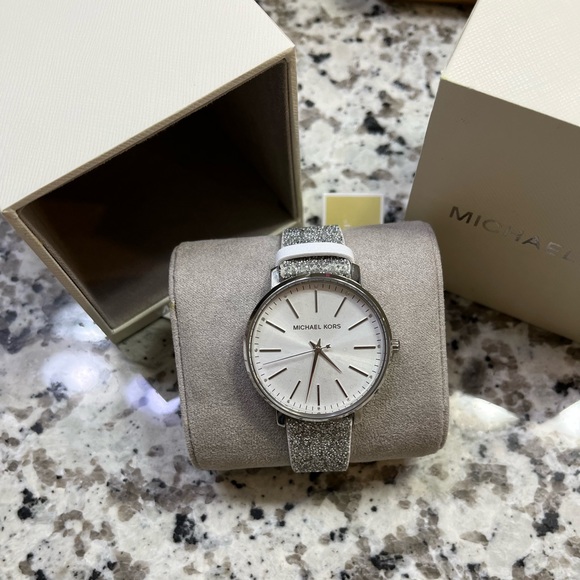 Michael Kors Accessories - NWT//Woman’s MK WATCH!😍